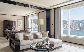 Grand Deluxe Harbour View Suite
