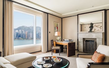 Deluxe Harbour View Suite
