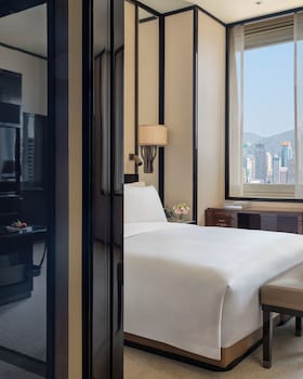 Deluxe King Room with Courtyard View