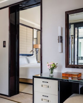 Grand Deluxe Harbour View Suite