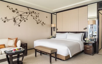 Grand Deluxe Harbour View King Room