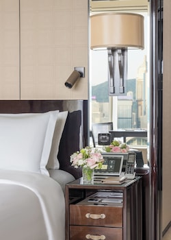 Grand Deluxe Harbour View King Room