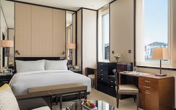 Deluxe King Room with Courtyard View