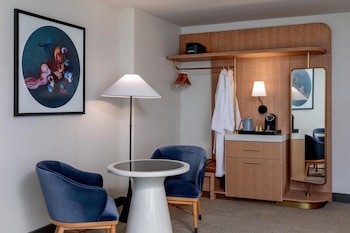 Junior Suite, 1 King Bed with Sofa bed (Longworth)