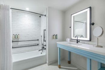 Superior Room, 1 King Bed, Accessible