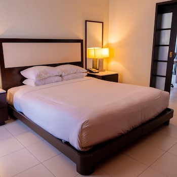 Junior Suite, 1 King Bed, Jetted Tub