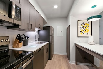 Studio Suite, 1 Queen Bed, Mobility Accessible, Bathtub