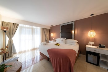 1 King Bed, Cabin Room, Poolside Room
