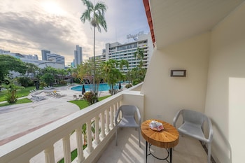 1 King Bed, Cabin Room, Poolside Room