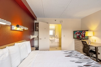 Deluxe Room, 1 King Bed, Accessible (Smoke Free)
