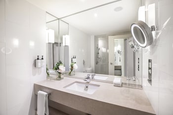Premium Room, 1 King Bed, Club Lounge Access (Separate Bath)