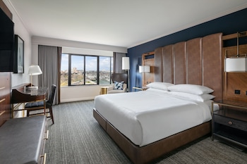 Room, 1 King Bed, Partial Sea View (Hearing Accessible)