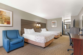 Standard Room, 2 Double Beds, Accessible, Bathtub