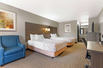 Standard Room, 2 Double Beds, Accessible, Bathtub