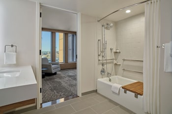 Room, 1 King Bed (Mobility/Hearing Accessible, Tub)