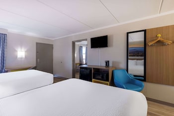 Suite, 1 Bedroom, Smoking (2 Queen and 1 King)