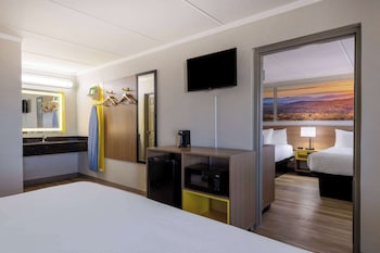 Suite, 1 Bedroom, Smoking (2 Queen and 1 King)
