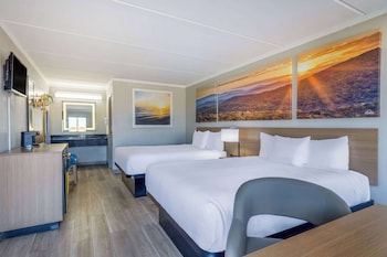 Suite, 1 Bedroom, Smoking (2 Queen and 1 King)