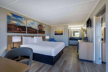 Suite, 1 Bedroom, Smoking (2 Queen and 1 King)