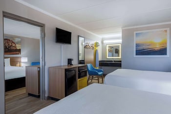 Suite, 1 Bedroom, Smoking (2 Queen and 1 King)