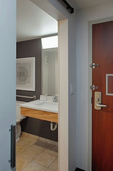 Room, 1 Queen Bed, Accessible Bathtub