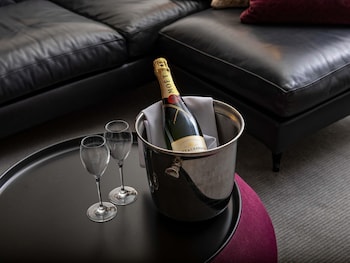 Signature Suite, 1 King Bed, City View