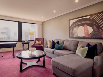 EXECUTIVE SUITE King Bed, Sofa Bed, Separate Lounge, City View