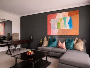 Signature Suite, 1 King Bed, City View