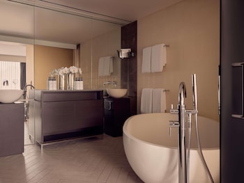 Prestige Suite Club Access, King Bed, Separate Lounge, City View High Floor, Luxury Bath, 64m2