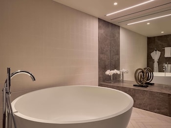 Opera Suite Club Access, King Bed, Separate Lounge, City View High Floor, Indulgent Bath, 94m2