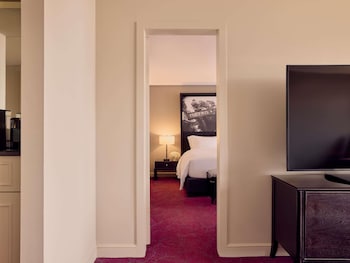 EXECUTIVE SUITE King Bed, Sofa Bed, Separate Lounge, City View