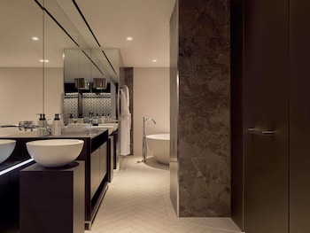 Opera Suite Club Access, King Bed, Separate Lounge, City View High Floor, Indulgent Bath, 94m2