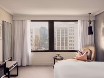 Signature Suite, 1 King Bed, City View