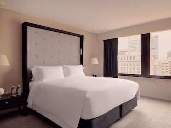 Prestige Suite Club Access, King Bed, Separate Lounge, City View High Floor, Luxury Bath, 64m2