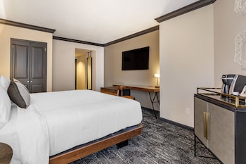 Deluxe Room, 1 King Bed, Accessible (roll-in shower)