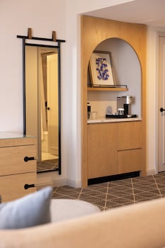 Deluxe Room, 1 King Bed, Accessible