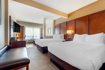 Ground Floor Lake View Queen Suite