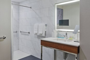 Executive Room, 1 King Bed (Mobility Accessible, Roll-In Shower)