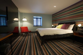 Club Room (FREE Gym & Pool Access)