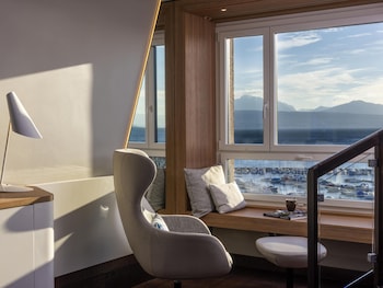 Suite, 1 King Bed, Lake View