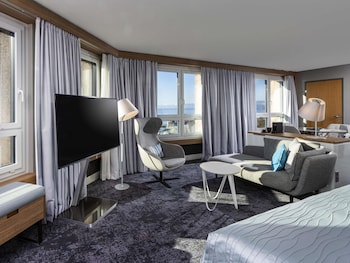 Junior Suite, 1 Queen Bed, Lake View