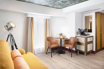 Suite, 1 Queen Bed with Sofa bed