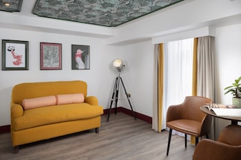 Suite, 1 Queen Bed with Sofa bed