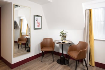 Suite, 1 Queen Bed with Sofa bed