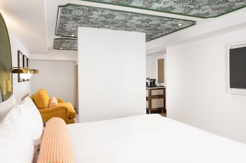 Suite, 1 Queen Bed with Sofa bed