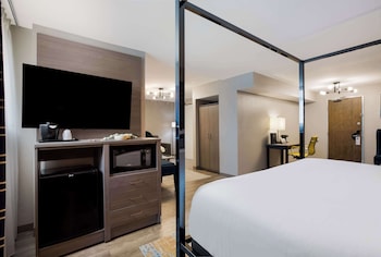 Suite, 1 King Bed, Non Smoking, Refrigerator & Microwave (Larger Room)