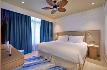 Suite, 1 King Bed, Balcony, Garden View (Prestige)