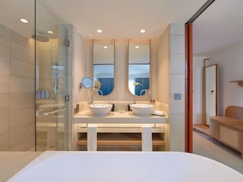 Luxury Room, 1 King Bed or 2 Twin Beds, Sea facing with Garden View, Balcony or Terrace