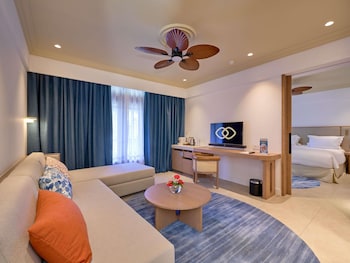 Suite, 1 King Bed, Balcony, Garden View (Prestige)