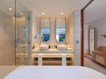 Luxury Room, 1 King Bed or 2 Twin Beds, Sea facing with Garden View, Balcony or Terrace